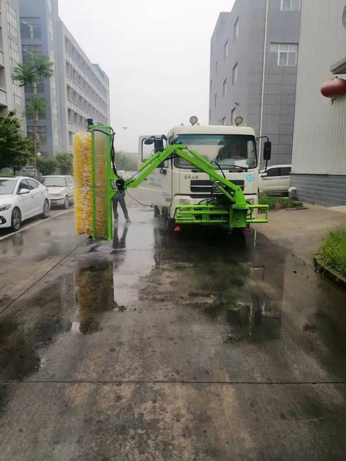 光伏板清洗车 大流量高压水泵加持，镜面冲洗省时省力更高效